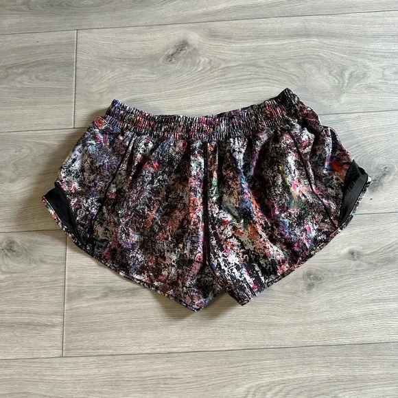 Lululemon Hotty Hot Shorts 2.5” - Picture 2 of 4